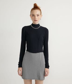 BLUSA CROPPED EM RIBANA COM GOLINHA ALTA E RECORTES FRONTAIS PRETO