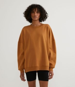 BLUSÃO FECHADO ALONGADO EM MOLETOM COM ETIQUETA FRONTAL MARROM