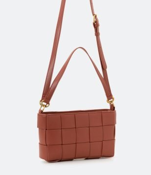 BOLSA BAGUETE TRANSVERSAL EM TRESSÊ COM ALÇA DE MÃO VERMELHO
