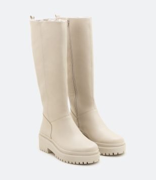 BOTA COTURNO COM SALTO TRATORADO E CANO MÉDIO VIA MARTE BRANCO