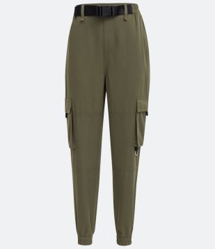 CALÇA JOGGER EM LIOCEL COM CINTO DE ENCAIXE E BOLSOS CARGO VERDE