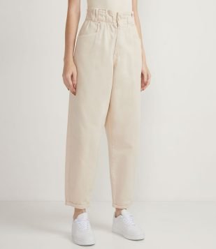 CALÇA BAGGY EM SARJA COM CÓS ELÁSTICO E BARRA DOBRADA BEGE