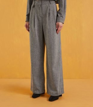 CALÇA PANTALONA ALFAIATARIA COM PREGAS FRONTAIS E AVIAMENTO CINZA