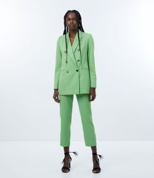 CALÇA CENOURA EM ALFAIATARIA COM PREGAS NA CINTURA VERDE