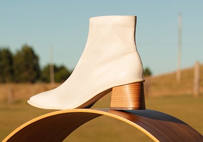 Bota branca: 3 looks que farão você apostar na trend