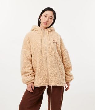 JAQUETA LEVE EM SHERPA COM BORDADO BE KIND BEGE
