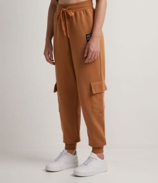 CALÇA JOGGER EM MOLETOM COM AMARRAÇÃO E BOLSOS CARGO MARROM