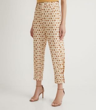  Calça Reta em Sarja com Estampa Poá Diferenciado Bege 