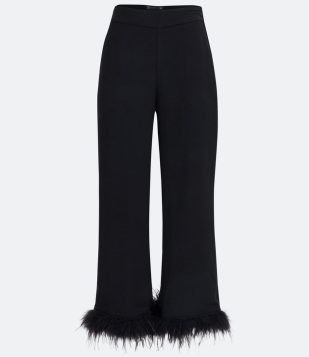  Calça Reta em Crepe com Plumas na Barra Preto 