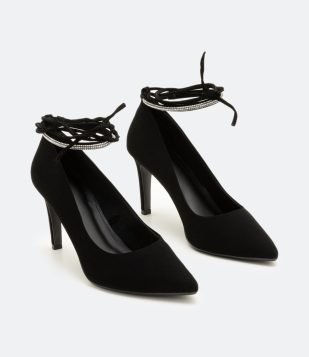 SAPATO SCARPIN COM BRILHOS E AMARRAÇÃO NO TORNOZELO PRETO