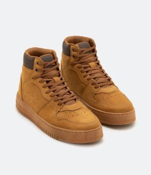 TÊNIS EM COURO CANO MÉDIO COM RECORTES E MICROFUROS AMARELO