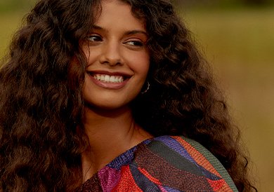 Cabelo crespo e cacheado: dicas para assumir os fios naturais