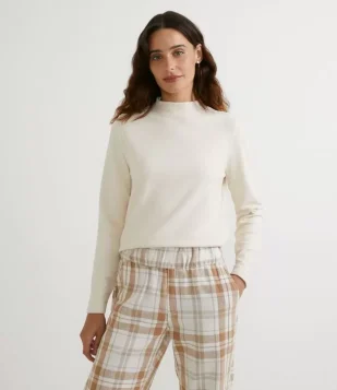 BLUSA BÁSICA COM GOLINHA ALTA E MANGA LONGA BEGE