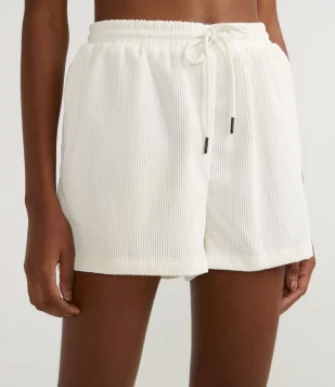 SHORT EM VELUDO COTELÊ COM ELÁSTICO E AMARRAÇÃO NO CÓS BEGE