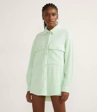 CAMISA ALONGADA EM VELUDO COTELÊ COM BOLSOS E BARRA MULLET VERDE
