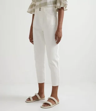 CALÇA MOM EM SARJA COM ELÁSTICO NO CÓS E ABOTOAMENTO DUPLO BRANCO