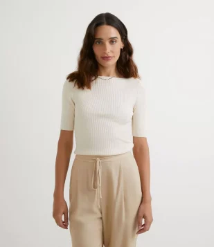 BLUSA EM TRICÔ CANELADA COM GOLA CANOA BEGE