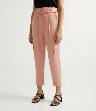 CALÇA CLOCHARD EM VISCOSE COM BOLSOS CARGO E CINTO FIVELA FORRADO ROSA