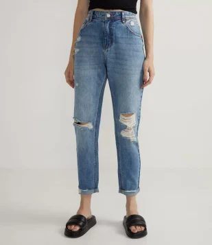 CALÇA BOYFRIEND JEANS COM PUÍDOS E BARRA DOBRADA AZUL