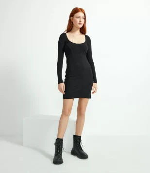 VESTIDO CURTO EM RIBANA COM DECOTE EM U E MANGA LONGA PRETO