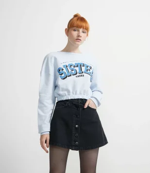 BLUSÃO CROPPED FECHADO EM MOLETOM COM ESTAMPA ESCRITA SISTER AZUL CLARO
