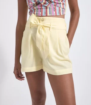 SHORT CLOCHARD COM BOTÕES E CINTO FAIXA AMARELO