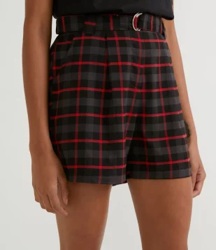 SHORT CURTO COM ESTAMPA XADREZ E CINTO FIVELA PRETO