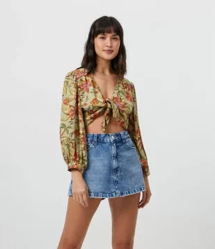 BLUSA CROPPED EM VISCOSE COM ESTAMPA TROPICAL E AMARRAÇÃO NO BUSTO VERDE