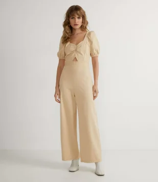 MACACÃO LONGO TEXTURIZADO COM DETALHE VAZADO BEGE