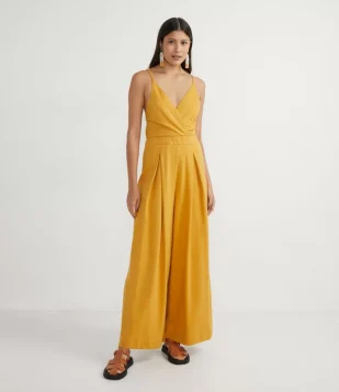 MACACÃO PANTALONA EM ALGODÃO COM DECOTE V TRANSPASSADO AMARELO