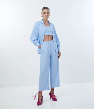 CALÇA RETA EM LINHO COM PREGAS FRONTAIS AZUL