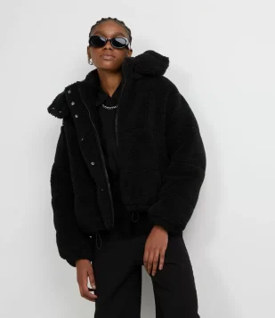 JAQUETA PUFFER EM SHERPA COM CAPUZ E REGULADOR ELÁSTICO PRETO