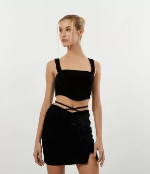 BLUSA CROPPED EM VELUDO ESTILO CORSET PRETO