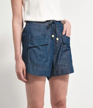 SHORT RUNNER EM JEANS COM BOLSOS E CORDÃO PARA AMARRAÇÃO AZUL