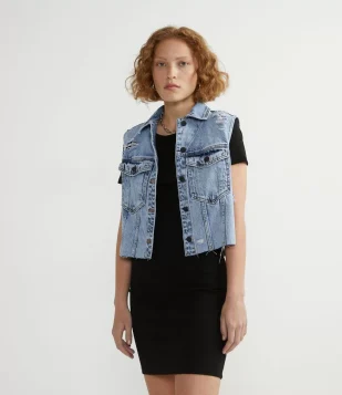 COLETE CROPPED JEANS COM PUÍDOS E BARRA A FIO AZUL