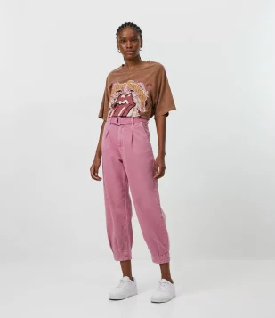 CALÇA BAGGY EM SARJA COM CINTO FIVELA E PREGAS ROSA