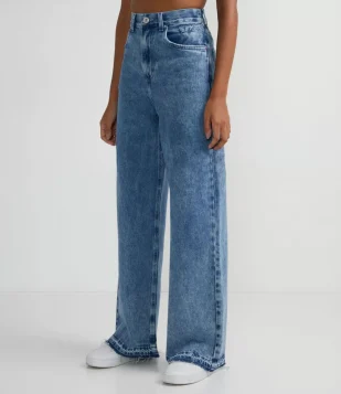 CALÇA WIDE LEG JEANS COM BARRA DESFEITA AZUL