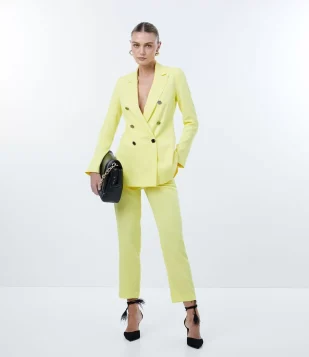 CALÇA CENOURA EM ALFAIATARIA COM PREGAS NA CINTURA AMARELO