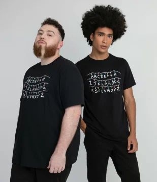 CAMISETA MANGA CURTA COM ESTAMPA STRANGER THINGS FOSFORESCENTE PRETO