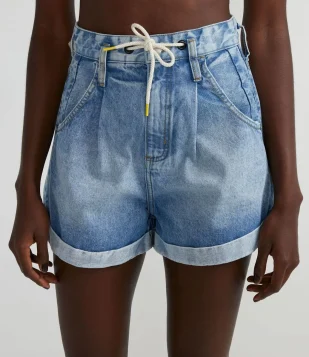 SHORT BAGGY JEANS COM CORDÃO PARA AMARRAÇÃO E BARRA DOBRADA AZUL