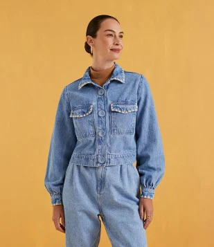JAQUETA JEANS COM BORDADO NA GOLA PUNHO E BOLSOS AZUL