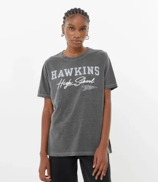 BLUSA ALONGADA EM MEIA MALHA COM ESTAMPA EM LETTERING HAWKINS PRETO