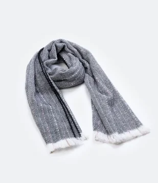 CACHECOL EM TRICÔ COM TEXTURA MISSONI E FRANJAS NA BARRA CINZA