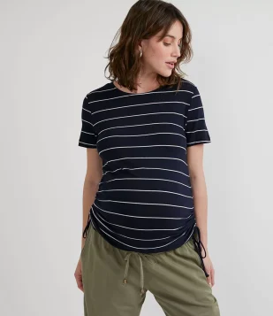 BLUSA MANGA CURTA EM VISCOSE COM COLISSE NA LATERAL E ESTAMPA LISTRADA MATERNITY PRETO