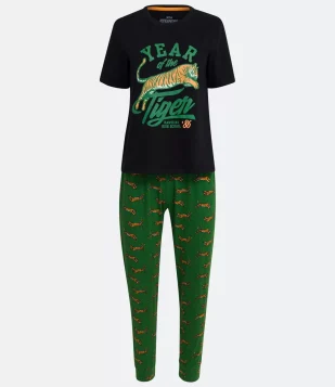 PIJAMA EM VISCOLYCRA COM ESTAMPA STRANGER THINGS PRETO