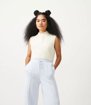 BLUSA REGATA CROPPED EM TRICÔ COM PELINHOS BEGE