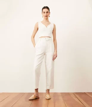 CALÇA CENOURA EM ALGODÃO COM CINTO FIVELA E PREGAS BRANCO