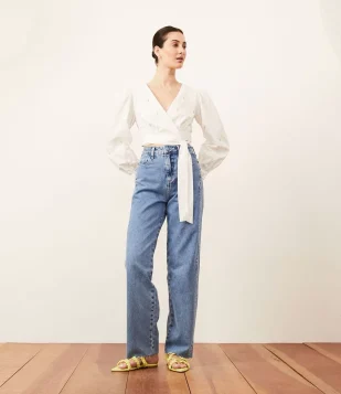 CALÇA RETA JEANS COM CINTURA ALTA E COSTURA ONDULADA AZUL