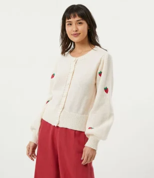 CASACO EM TRICÔ COM BORDADO DE MORANGUINHOS NAS MANGAS BEGE