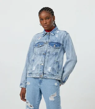JAQUETA EM JEANS COM BOLSOS E PUÍDOS AZUL